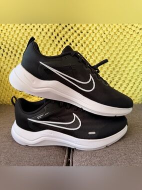 Nike Men's Downshifter 12 Black White Extra Wide DM0919-001 Sz Men's 9.5 Wmn 11